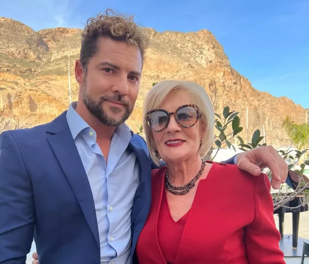El artista confiesa que mima cuanto puede a su progenitora, María.
