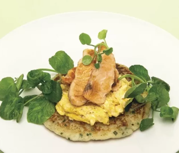 Tortitas de patata con huevos revueltos y salmón