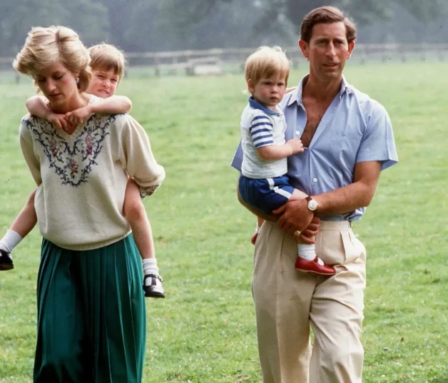 Carlos y Diana con sus hijos