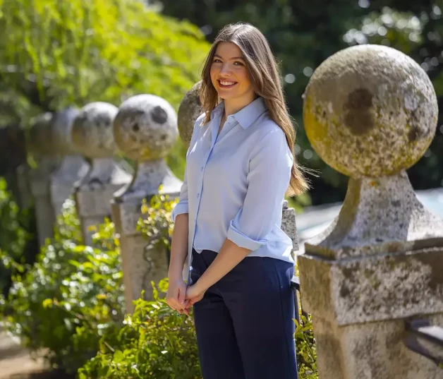 La infanta Sofía posando en un jardín.
