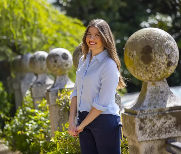 La infanta Sofía posando en un jardín.