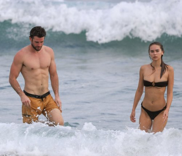 Liam y Gabriella, que es licenciada en Historia Antigua y trabaja de modelo, salen del agua tras darse un chapuzón.