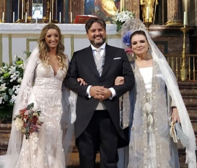 María José Cantudo con los novios, Manuel Otero Jr. y Maribel Sánchez.