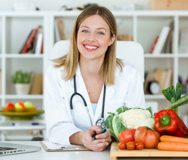 Una buena alimentación no cura el COVID-19, pero sí que ayuda a prevenirlo porque te permitirá tener las defensas a tope.