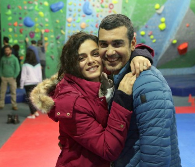 Özge Özpirincçi y Caner Cindoruk, bromeando, en un descanso del rodaje.