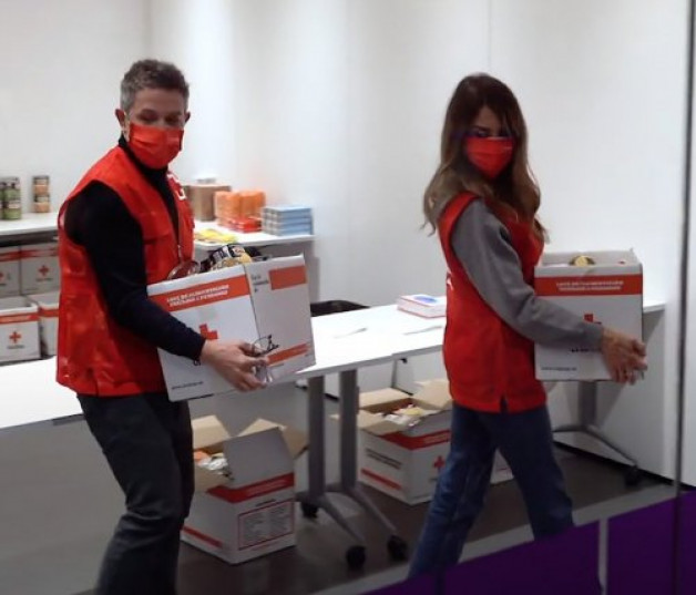 Penélope y Alejandro ayudaron, encantados, durante una jornada de organización y reparto de kits alimentarios y de higiene básica.