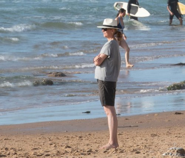 La infanta Cristina, relajada, durante sus vacaciones en la playa. 