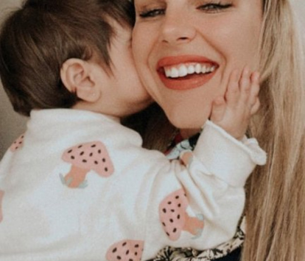 Ivana Icardi en una de sus fotografías más cariñosas junto a su hija Giorgia, de pocos meses de vida (@ivannaicardi).