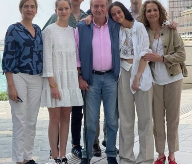 El Rey Emérito ha estado rodeado de sus nietos y de sus dos hijas.