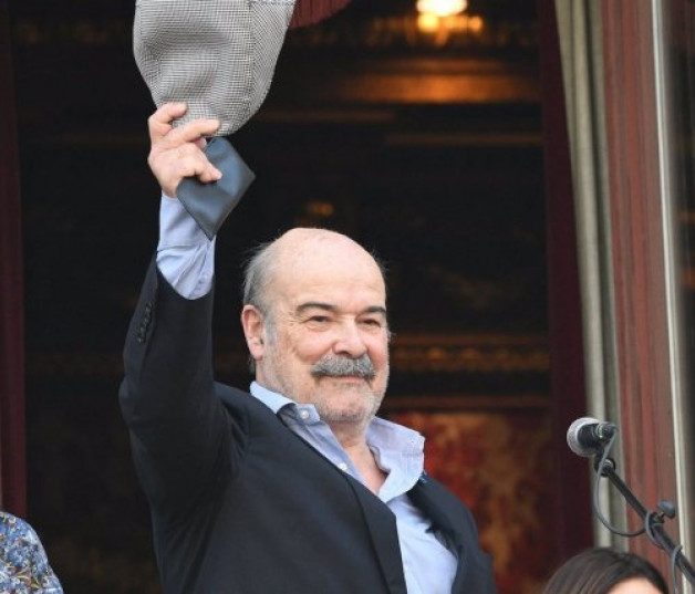 Resines emociona con su discurso y su look más castizo.