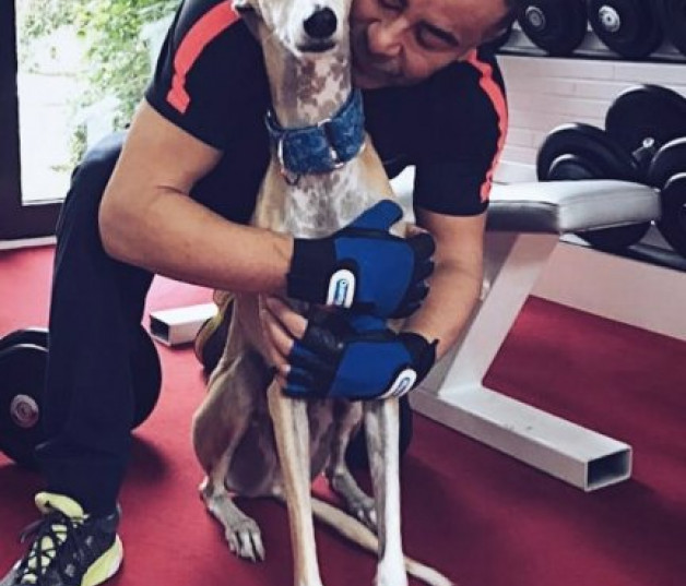 Jorge Javier Vázquez junto a su perro, Travis (@jorgejaviervazquez).