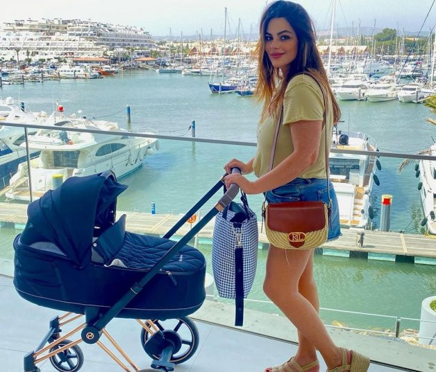 Marisa Jara ha paseado por el puerto del Algarve junto a su bebé.