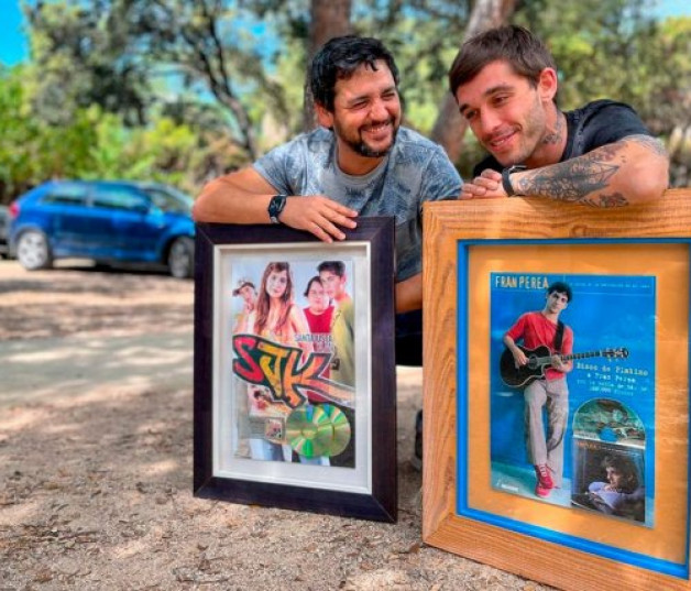 Fran y Víctor, posando con sus respectivos discos. 