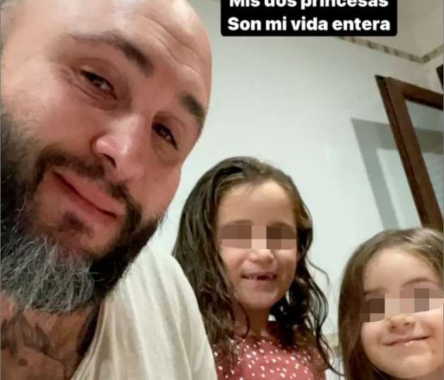 Kiko Rivera pasa una bonita tarde con sus hijas.