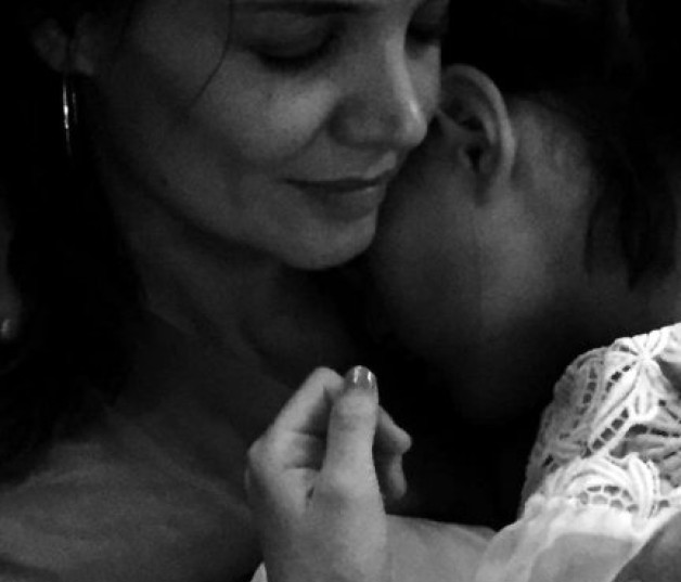 Katie y Suri compartiendo un momento tierno.