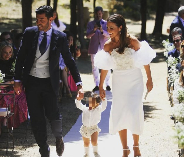 Paula y Miguel, felices en el bautizo de Miki.