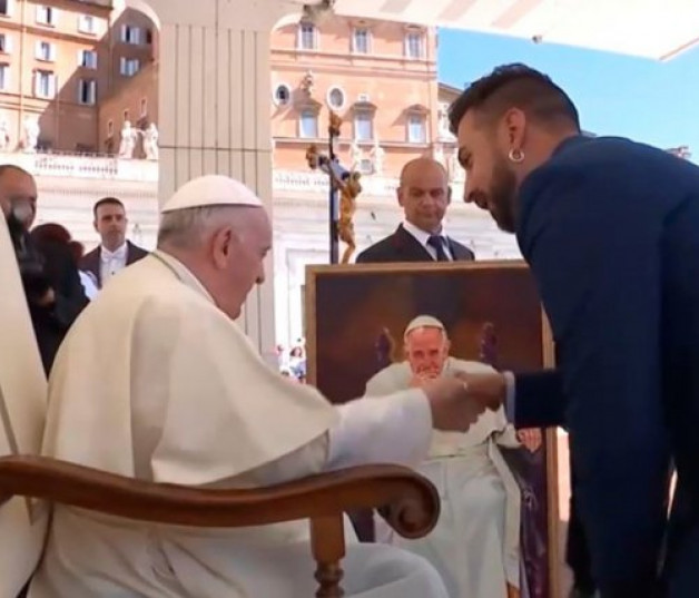 Ibón Pérez, amigo de Alberto, en el momento de hacerle entrega de la obra al Santo Padre.