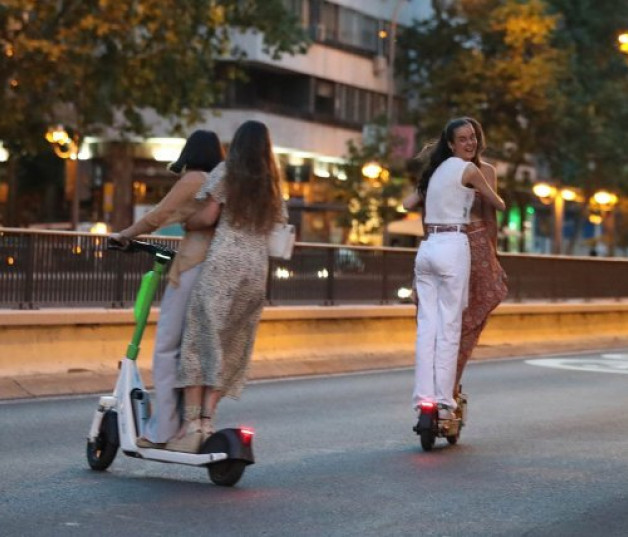 Victoria compartiendo patinete con su amiga Rocío, ambas sin casco, y tras haber circulado por la acera –tres infracciones de tráfico–.