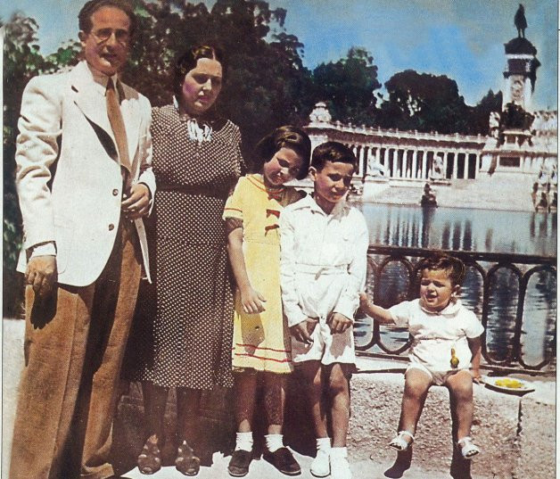 Carmen, con sus padres y sus hermanos pequeños, Antonio y Pepe, en el parque del Retiro.