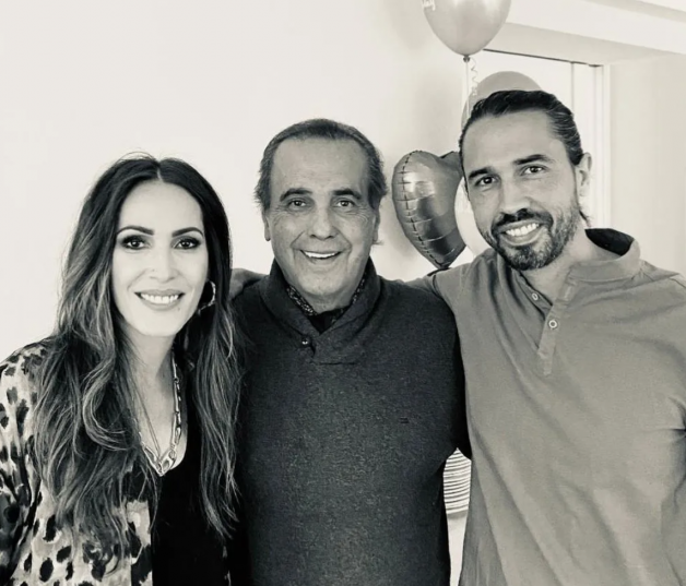 Malú, junto a su padre y su hermano mayor.