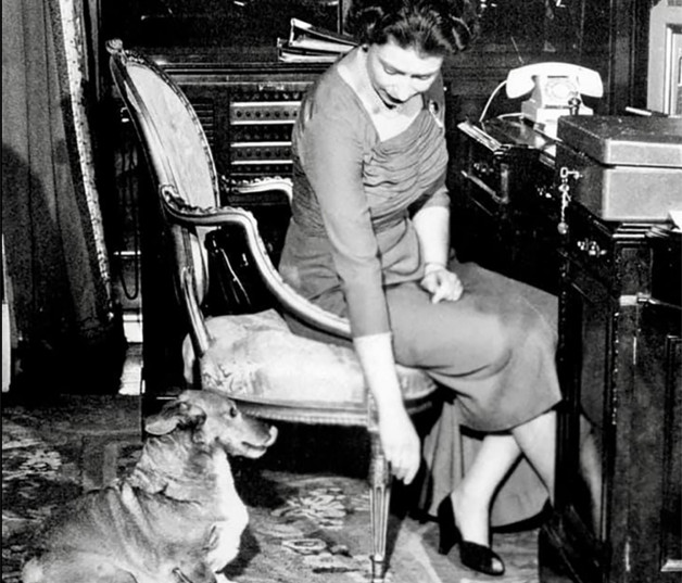 Isabel II con su perro