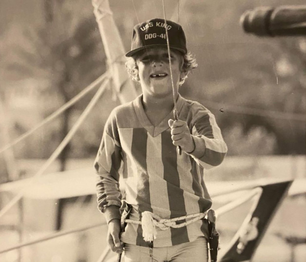 Joaquin Prat de niño en un barco