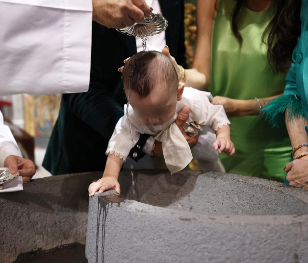 Bastian, el hijo de Carla Barber, recibiendo el bautismo (@dr.carlabarber)