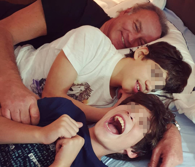 Bertín Osborne en la cama con sus hijos, Kike y Carlos.