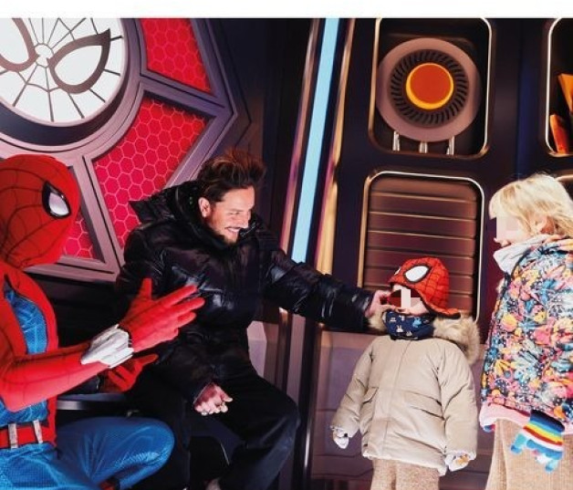 Manuel Carrasco y sus hijos en Disney con Spiderman