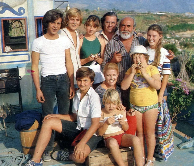 María Garralón junto a Antonio Ferrandis y los demás personajes de Verano Azul