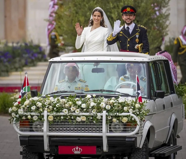 Rajwa y Hussein de Jordania en su coche oficial el día de su boda.