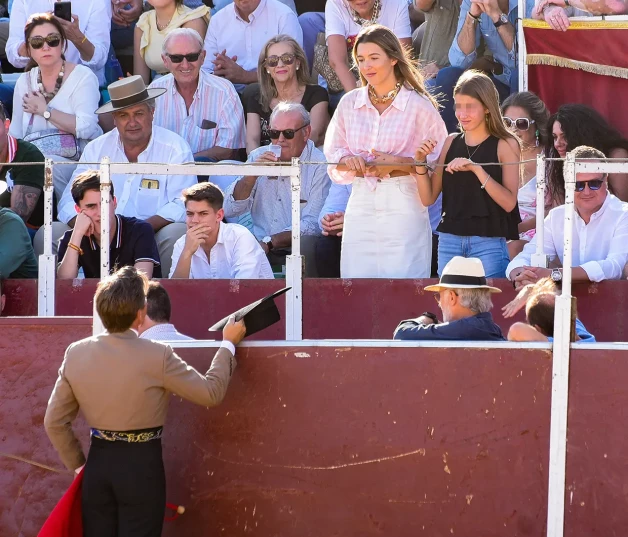 Manuel Díaz saludando a sus hijas Alba y Triana en la plaza de toros.