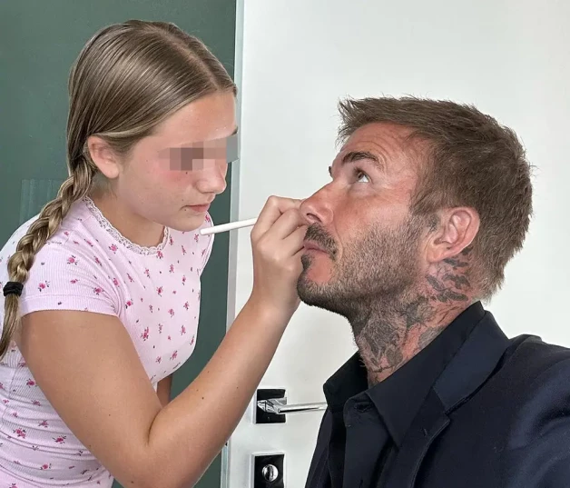 David Beckham dejándose maquillar por su hija.