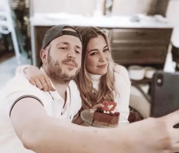 Aless y Celia, haciéndose un selfie.