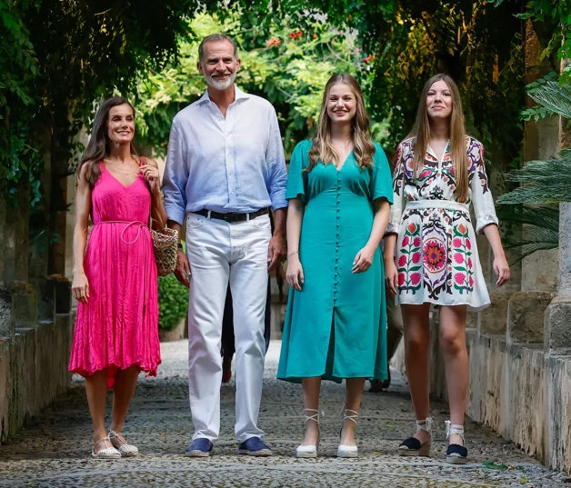 La familia real paseando por los Jardines de Alfàbia