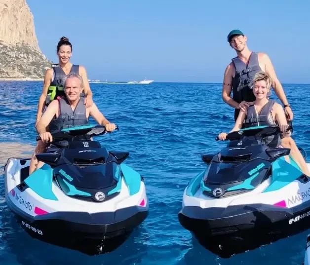 José Coronado y Nicolás Coronado en motos de agua con sus novias Irene López y Natalia Moreno