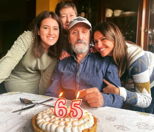 José Luis Gil, que sufrió un ictus, con su familia.