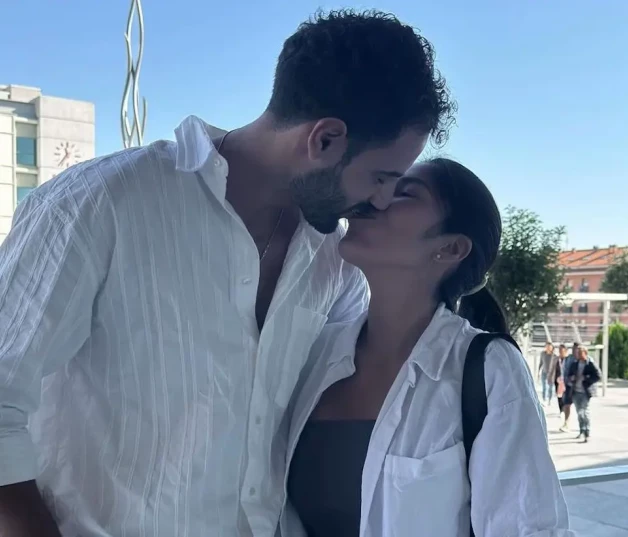 Isa Pantoja y Asraf dándose un beso