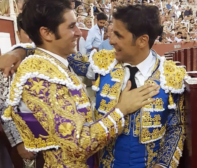 Cayetano y Fran bromeando durante una corrida.