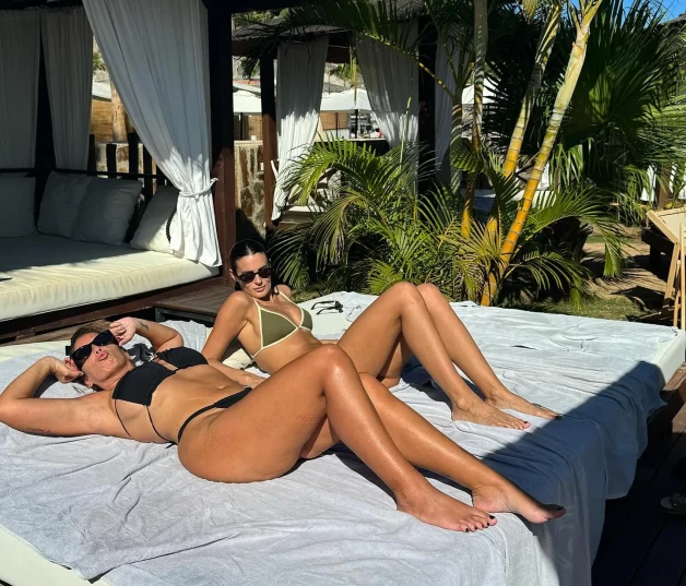 Anabel Pantoja y Susana Molina tomando el sol en biquini.