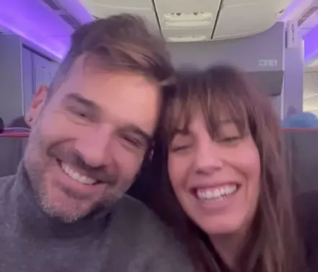 Almudena Cid y Gerardo Berodia en el avión camino a Nueva York