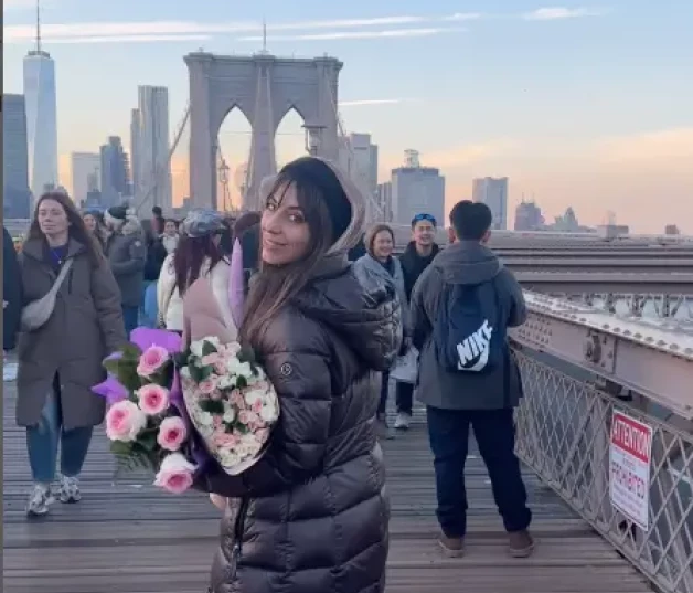 Almudena Cid en Nueva York con un ramo de flores