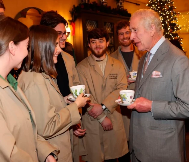 Carlos de Inglaterra toma té con los jóvenes
