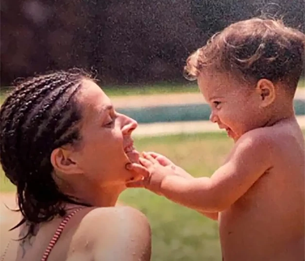 Dora Postigo bebé jugando con su madre Bimba Bosé.