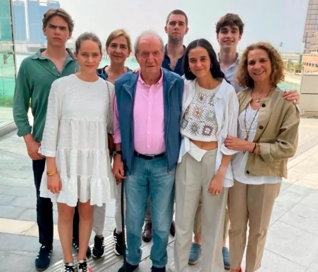 Juan Carlos con sus hijas y sus nietos.