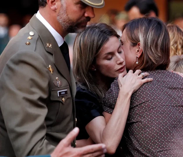 Letizia y Felipe abrazando a una victima del terrorismo.