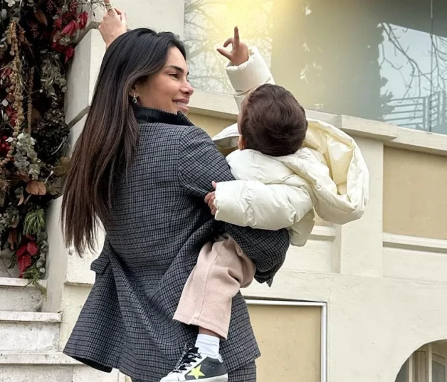 Carla Barber y su hijo Bastian.