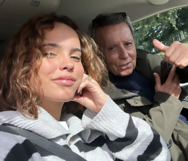 Gloria Camila y Ortega Cano posan muy contentos en el coche.