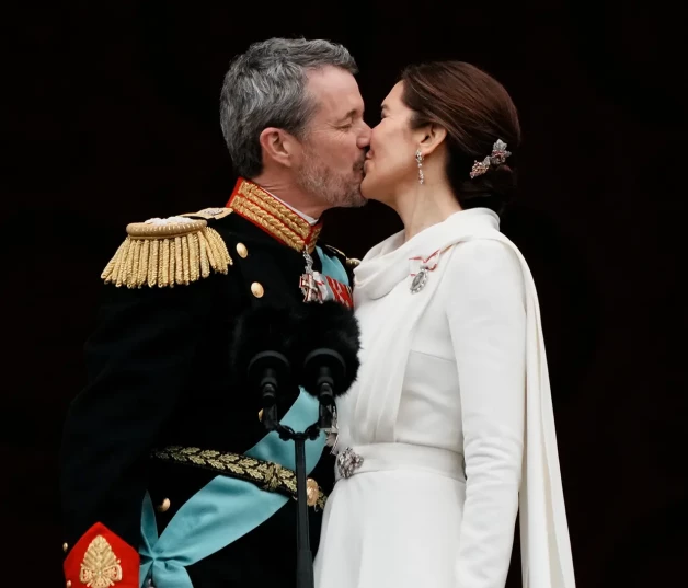 Federico de Dinamarca besando a Mary Donaldson.