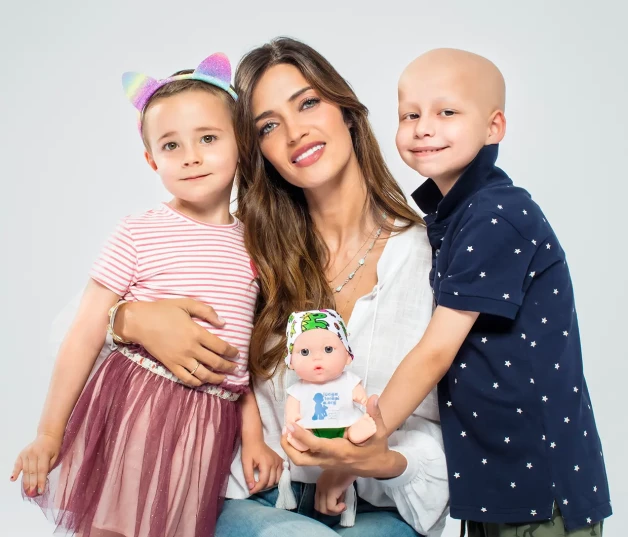 Sara Carbonero posando junto a niños con cáncer.